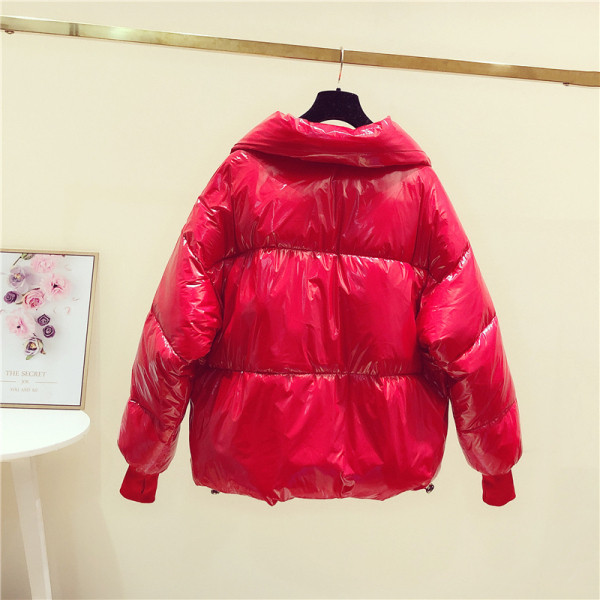 Aktuális női téli kabát spitzgallérral, piros, fekete és zöld felirattal