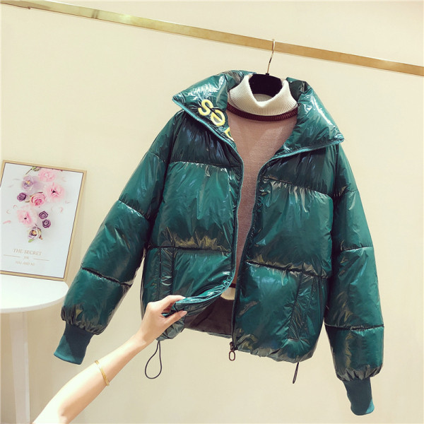 Aktuális női téli kabát spitzgallérral, piros, fekete és zöld felirattal