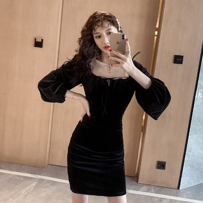 Modern női ruha négyzet alakú bársony nyakkivágással, megkötővel és széles ujjú fekete színben