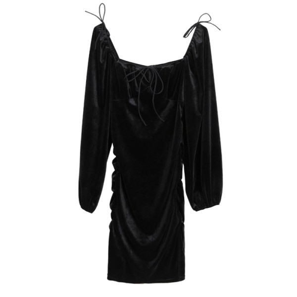 Modern női ruha négyzet alakú bársony nyakkivágással, megkötővel és széles ujjú fekete színben