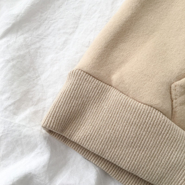 Nappali női pulóver bézs színben, rátéttel és kapucnival