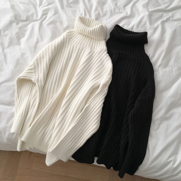 Modern női pulóver fekete-fehér színben pólógallérral