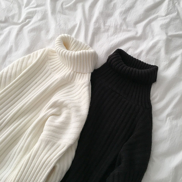 Modern női pulóver fekete-fehér színben pólógallérral