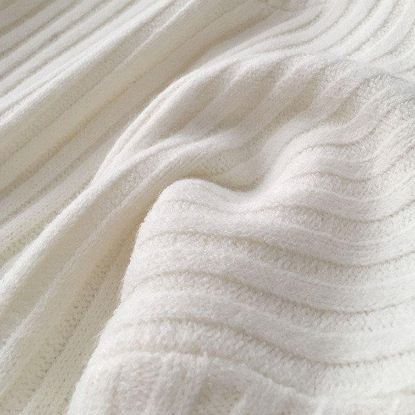 Modern női pulóver fekete-fehér színben pólógallérral