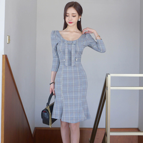 Kockás női ruha szalaggal, 7/8-as ujjal és ovális nyakkivágással