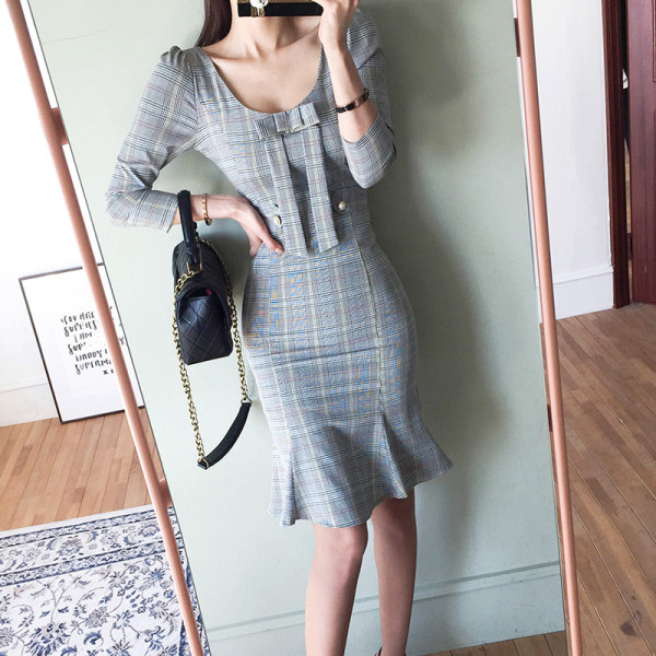 Kockás női ruha szalaggal, 7/8-as ujjal és ovális nyakkivágással