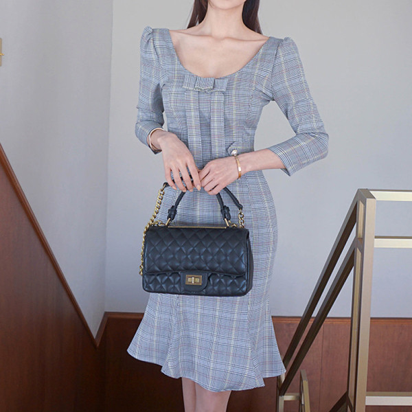 Kockás női ruha szalaggal, 7/8-as ujjal és ovális nyakkivágással