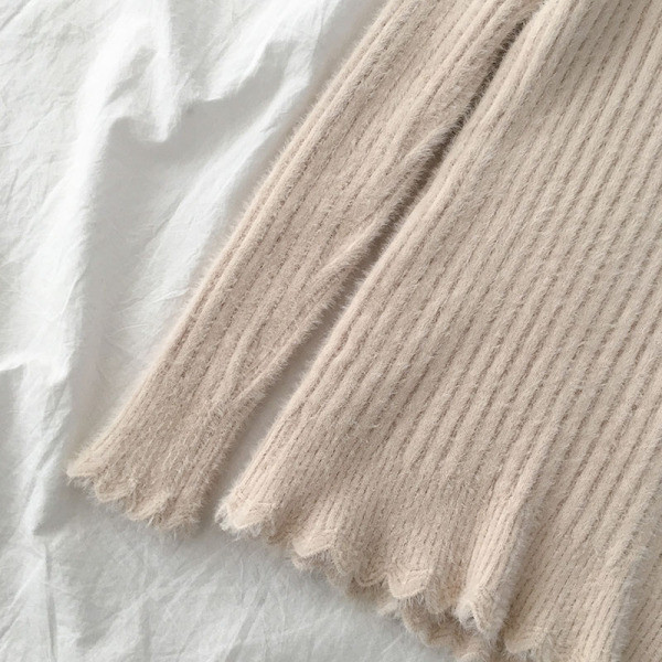 Női pehelypulóver fekete, rózsaszín, kék és bézs színben, pólógallérral