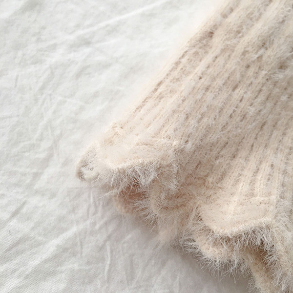 Női pehelypulóver fekete, rózsaszín, kék és bézs színben, pólógallérral