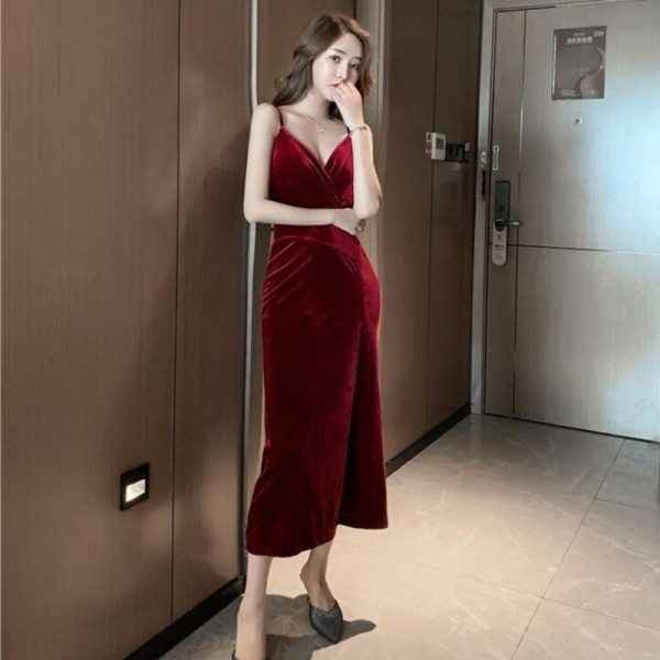 Modern női hosszú bársonyruha vékony pántokkal és spitz nyakkivágással kék, piros és fekete színekben