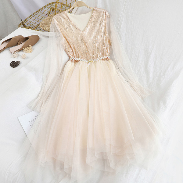 Stílusos női ruha rózsaszín, fekete és bézs színben, V-nyakkal és flitterekkel