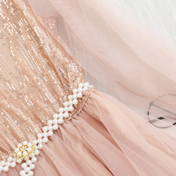 Stílusos női ruha rózsaszín, fekete és bézs színben, V-nyakkal és flitterekkel