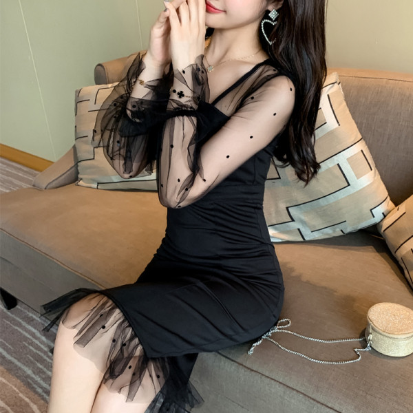 Elegáns női ruha négyzet alakú nyakkivágással és fekete ujjú pecséttel