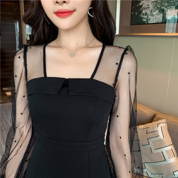 Elegáns női ruha négyzet alakú nyakkivágással és fekete ujjú pecséttel