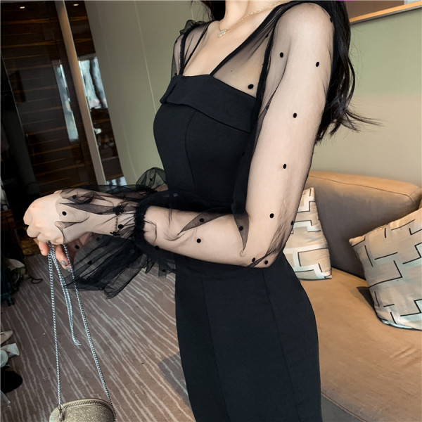 Elegáns női ruha négyzet alakú nyakkivágással és fekete ujjú pecséttel