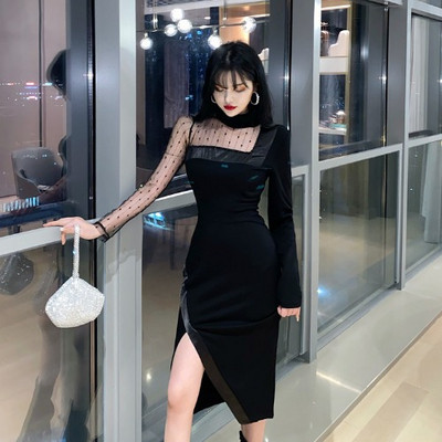 Modern női hosszú ruha hasítékkal és tüll fekete színben