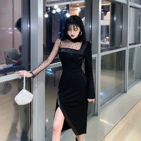 Modern női hosszú ruha hasítékkal és tüll fekete színben