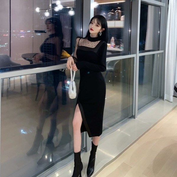 Modern női hosszú ruha hasítékkal és tüll fekete színben