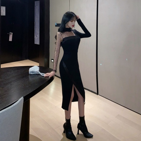 Modern női hosszú ruha hasítékkal és tüll fekete színben