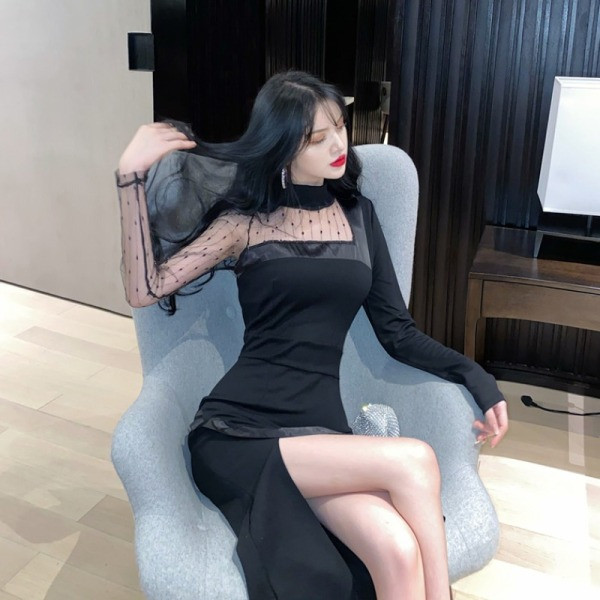 Modern női hosszú ruha hasítékkal és tüll fekete színben