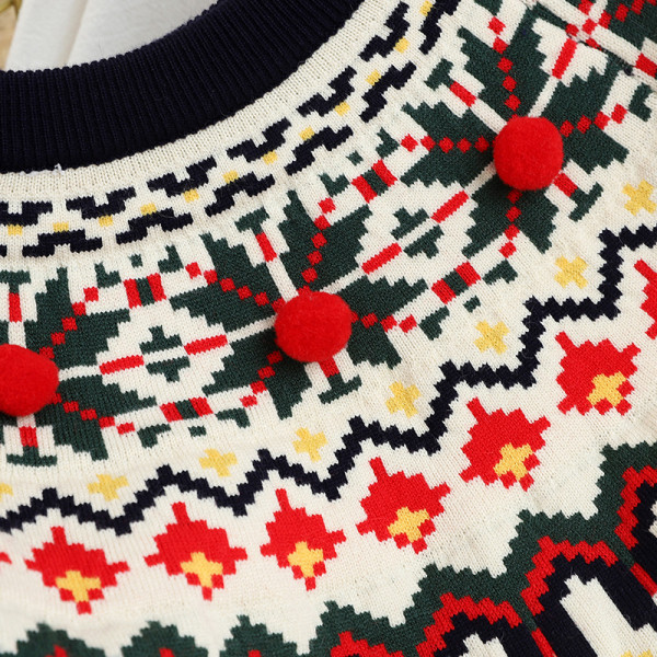 Pulover de dama in stil retro de culoare bej cu decolteu rotund si elemente 3D