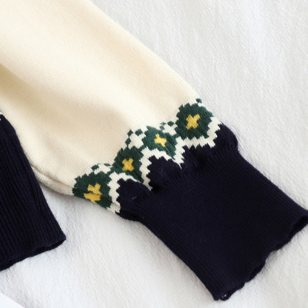 Pulover de dama in stil retro de culoare bej cu decolteu rotund si elemente 3D