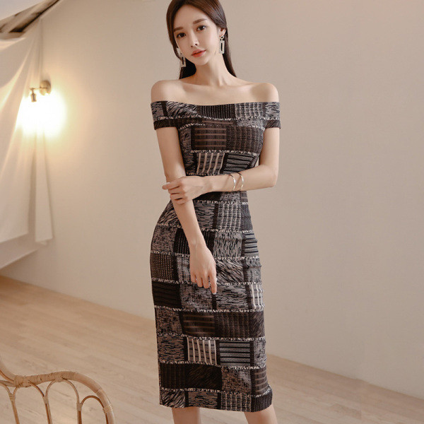 Retro stílusú női ruha csupasz váll - Karcsú modell