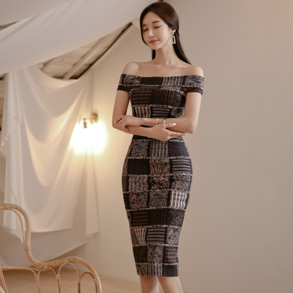 Retro stílusú női ruha csupasz váll - Karcsú modell