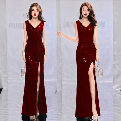 Stílusos női ruha spitz nyakkivágással és fekete-piros hasítékkal