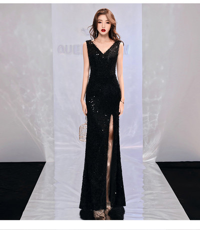 Stílusos női ruha spitz nyakkivágással és fekete-piros hasítékkal