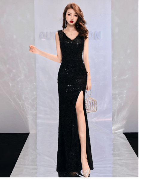 Stílusos női ruha spitz nyakkivágással és fekete-piros hasítékkal