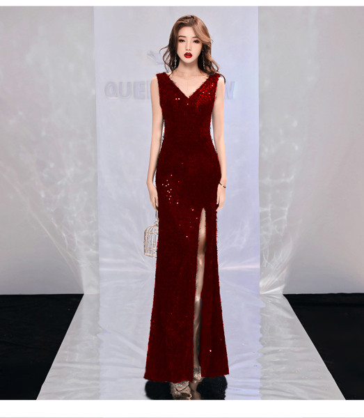 Stílusos női ruha spitz nyakkivágással és fekete-piros hasítékkal