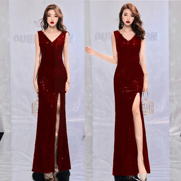 Stílusos női ruha spitz nyakkivágással és fekete-piros hasítékkal