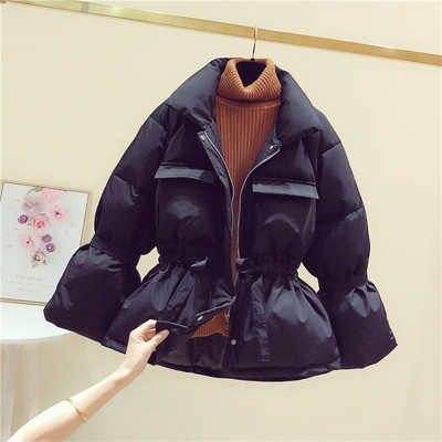 Női téli kabát derékban összekötővel és ujjakkal fehér, fekete, kék és piros színben