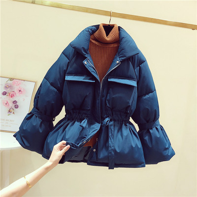 Női téli kabát derékban összekötővel és ujjakkal fehér, fekete, kék és piros színben