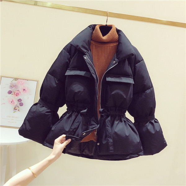 Női téli kabát derékban összekötővel és ujjakkal fehér, fekete, kék és piros színben