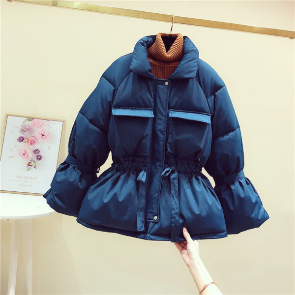 Női téli kabát derékban összekötővel és ujjakkal fehér, fekete, kék és piros színben