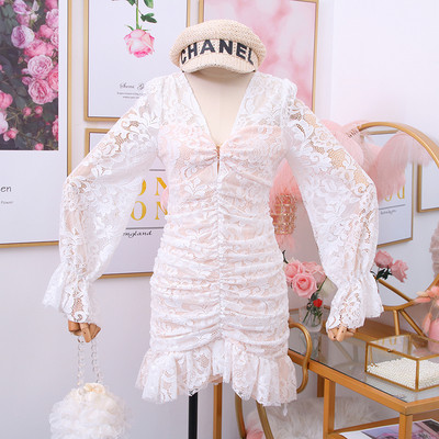 Csipke női ruha Karcsú modell spitz nyakkivágással, fekete-fehér színben