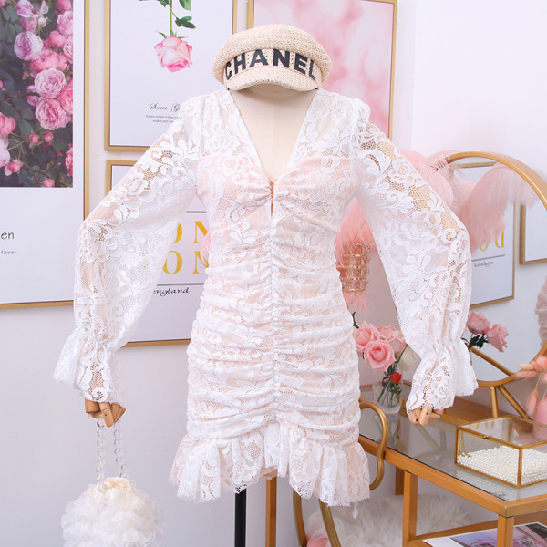 Csipke női ruha Karcsú modell spitz nyakkivágással, fekete-fehér színben