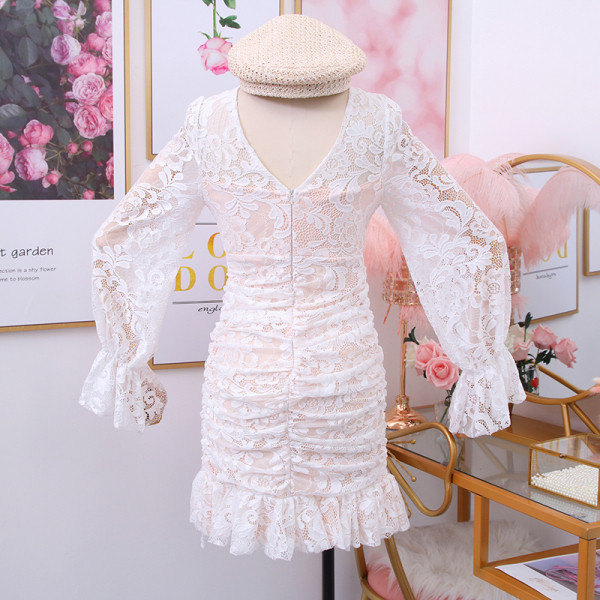 Csipke női ruha Karcsú modell spitz nyakkivágással, fekete-fehér színben