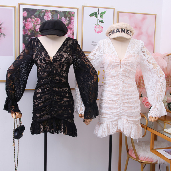 Csipke női ruha Karcsú modell spitz nyakkivágással, fekete-fehér színben