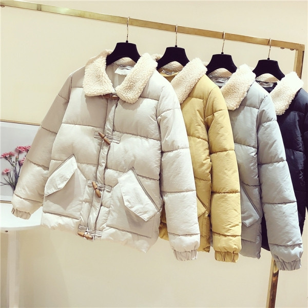 Női téli kabát fa gombokkal és zsebekkel fehér, sárga, fekete és zöld színben