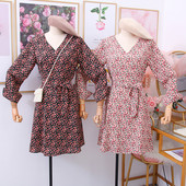 Alkalmi női ruha szalaggal, spitz nyakkivágással és virágmotívumokkal fekete és bézs színben