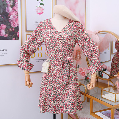 Alkalmi női ruha szalaggal, spitz nyakkivágással és virágmotívumokkal fekete és bézs színben