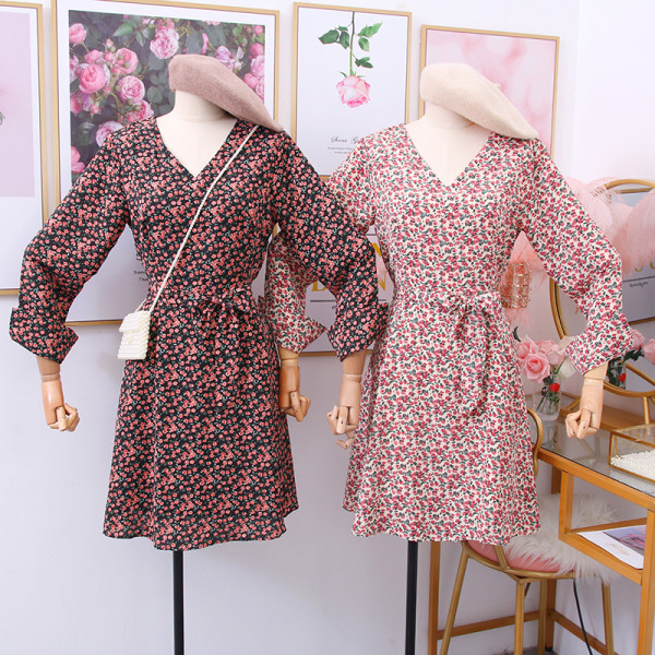 Alkalmi női ruha szalaggal, spitz nyakkivágással és virágmotívumokkal fekete és bézs színben