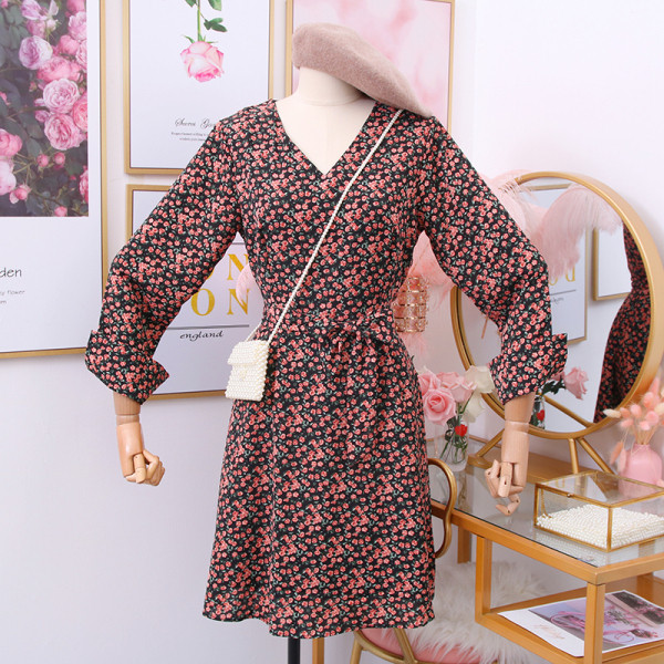 Alkalmi női ruha szalaggal, spitz nyakkivágással és virágmotívumokkal fekete és bézs színben