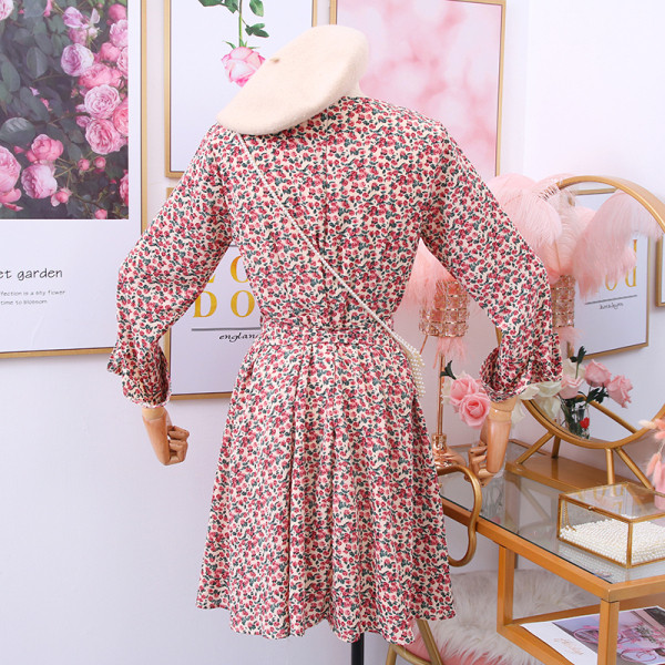 Alkalmi női ruha szalaggal, spitz nyakkivágással és virágmotívumokkal fekete és bézs színben