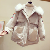 Stílusos női téli kabát derékcsatlakozással és hímzéssel az ujjain fekete és bézs színben