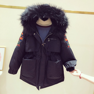 Stílusos női téli kabát derékcsatlakozással és hímzéssel az ujjain fekete és bézs színben