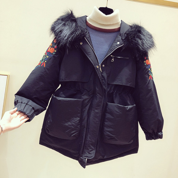 Stílusos női téli kabát derékcsatlakozással és hímzéssel az ujjain fekete és bézs színben